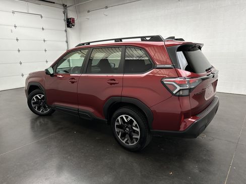 Used 2025 Subaru Forester Premium AWD/4WD image 6