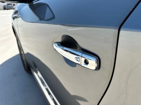 Used 2017 Nissan Murano SV w/ Premium Plus Package FWD image 3