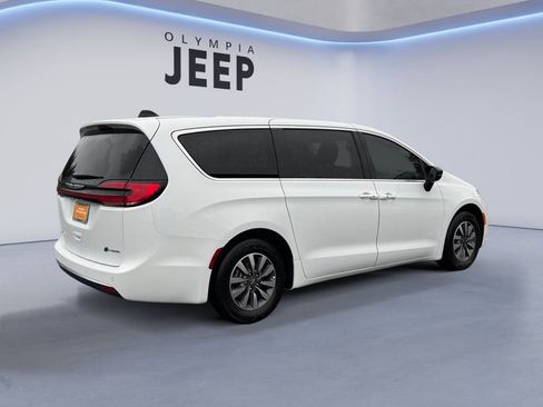 Certified 2024 Chrysler Pacifica Select image 5