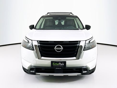 Used 2025 Nissan Pathfinder SL AWD/4WD image 2