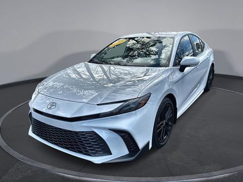 Used 2025 Toyota Camry SE image 1