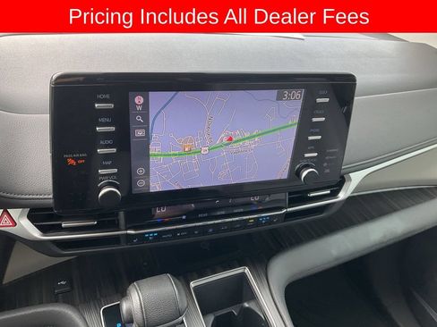 Used 2023 Toyota Sienna Limited FWD image 12