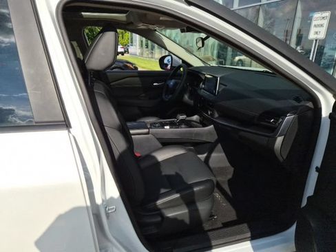 Used 2025 Nissan Rogue SV w/ SV Premium Package AWD/4WD image 12