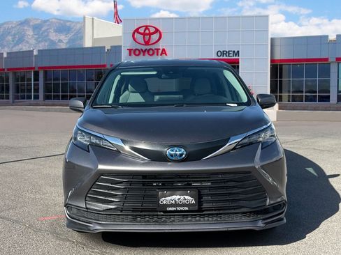 Used 2024 Toyota Sienna LE FWD image 2