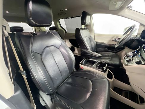 Used 2022 Chrysler Pacifica Touring-L FWD image 29