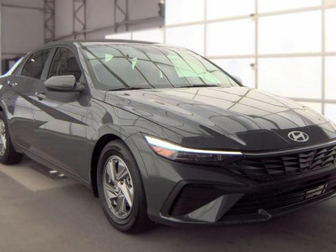 Used 2026 Hyundai Elantra SE FWD image 4