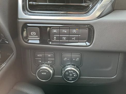 Used 2025 GMC Yukon Denali image 31