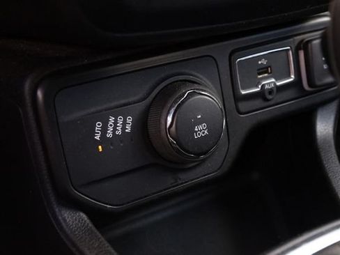 Used 2023 Jeep Renegade Latitude AWD/4WD image 19