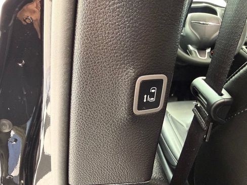 Used 2025 Chrysler Pacifica Select FWD image 21