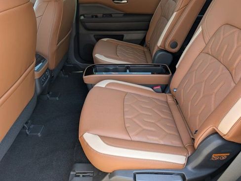 New 2026 Nissan Pathfinder Platinum image 17