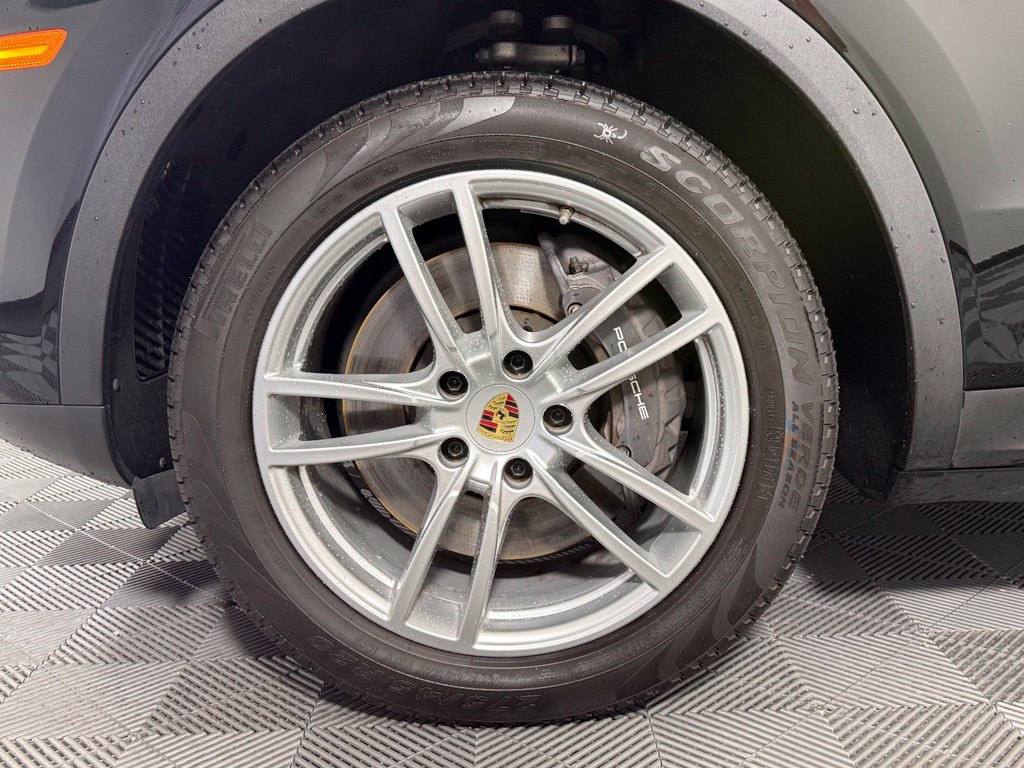 Certified 2023 Porsche Cayenne AWD/4WD image 13