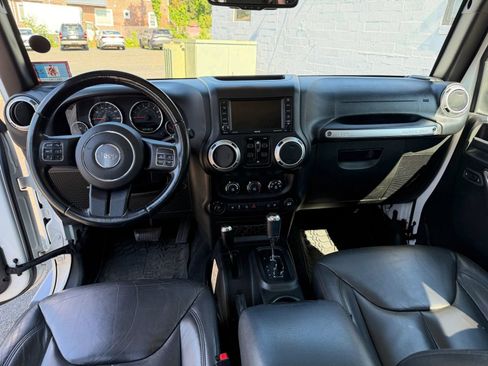 Used 2016 Jeep Wrangler Unlimited Sahara w/ Connectivity Group AWD/4WD image 19