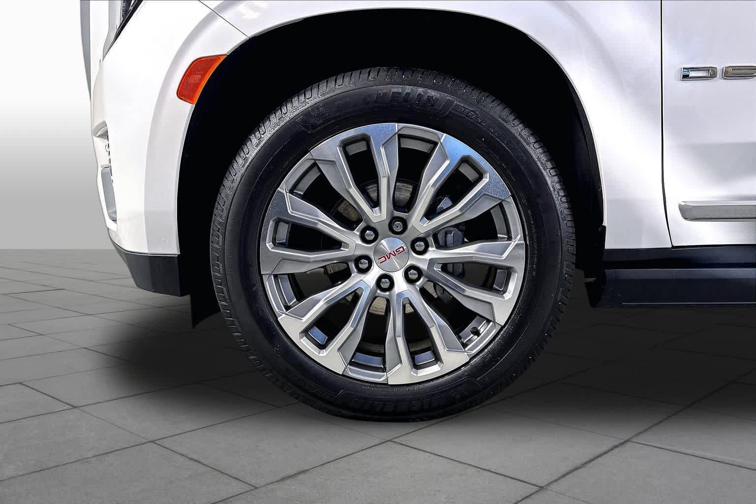 Used 2021 GMC Yukon Denali w/ Denali Premium Package RWD image 11