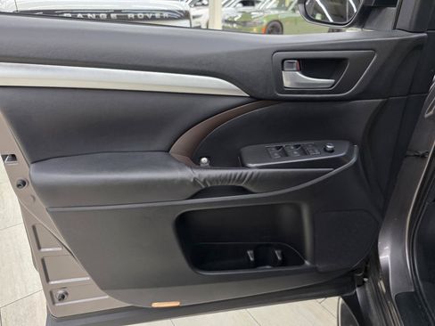 Used 2017 Toyota Highlander SE FWD image 42
