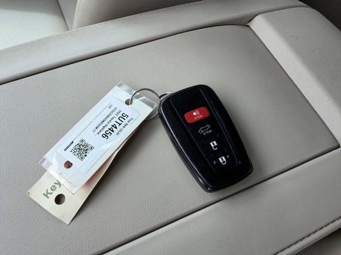 Used 2022 Toyota Highlander XLE FWD image 13