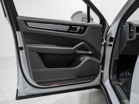 Used 2020 Porsche Cayenne Turbo AWD/4WD image 37