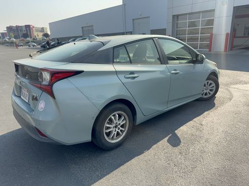 Used 2019 Toyota Prius LE w/ Preferred Accessory Package FWD image 2