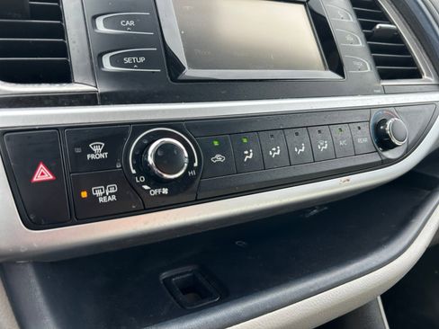 Used 2019 Toyota Highlander LE w/ Carpet Mat Package (TMS) FWD image 22