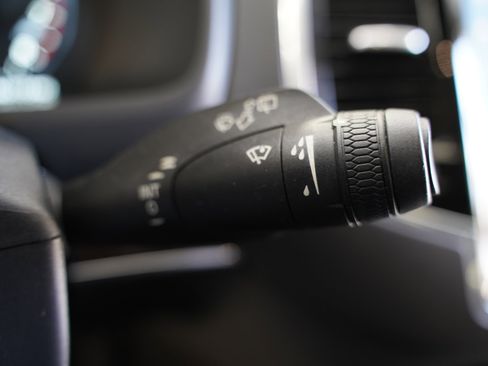 Used 2017 Volvo XC90 T6 Momentum w/ Vision Package image 15