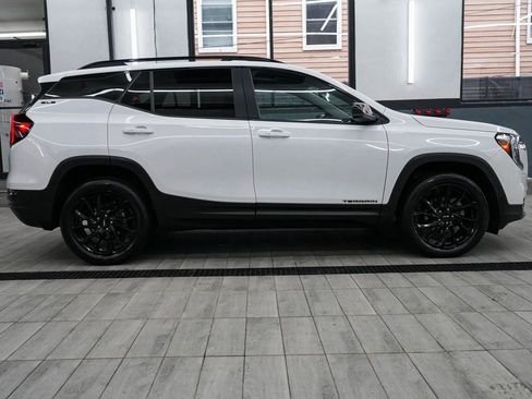 Used 2023 GMC Terrain SLE w/ Driver Convenience Package image 5