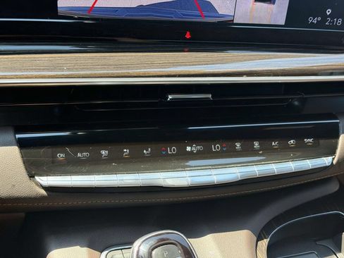 Used 2022 Cadillac Escalade Premium Luxury AWD/4WD image 24