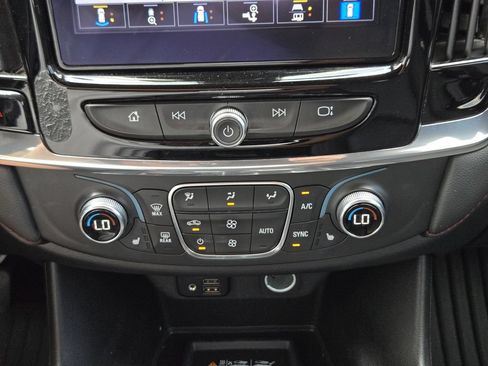 Used 2023 Chevrolet Traverse RS FWD image 14