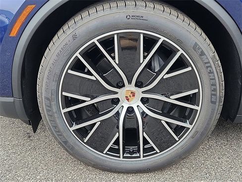 New 2025 Porsche Macan 4 Electric image 12