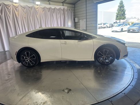 Used 2025 Toyota Prius XLE FWD image 4