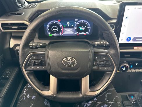 Used 2025 Toyota 4Runner Limited AWD/4WD image 19
