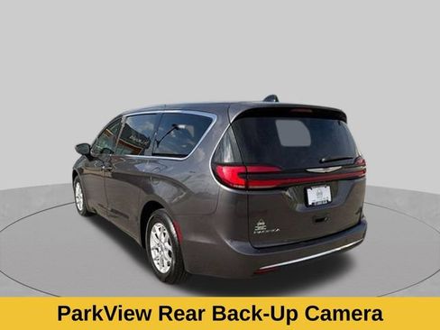 Used 2023 Chrysler Pacifica Touring-L FWD image 11