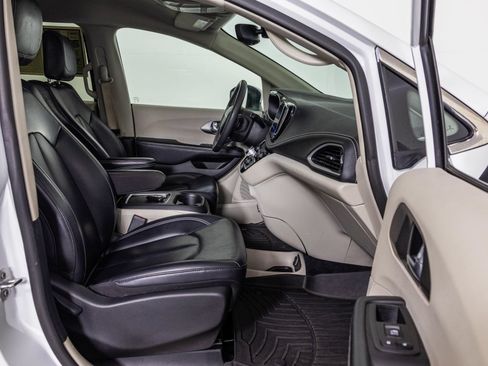 Used 2023 Chrysler Pacifica Touring-L FWD image 45
