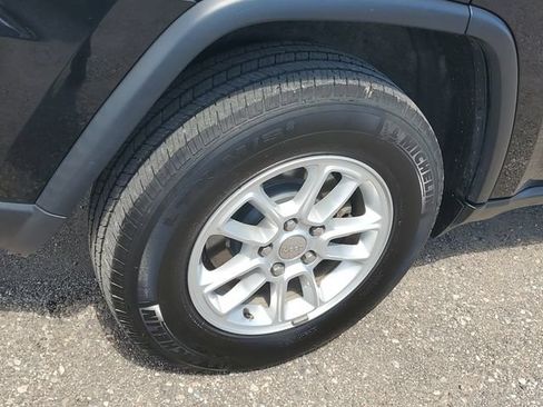 Used 2019 Jeep Grand Cherokee Laredo w/ Security & Convenience Group AWD/4WD image 5