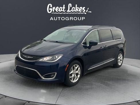 Used 2017 Chrysler Pacifica Touring-L w/ Tire & Wheel Group FWD image 1