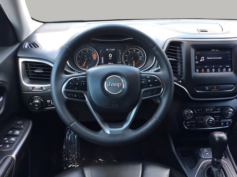 Used 2020 Jeep Cherokee Latitude Plus FWD image 19