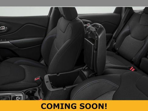 Used 2019 Jeep Cherokee Latitude Plus w/ Comfort/Convenience Group AWD/4WD image 9