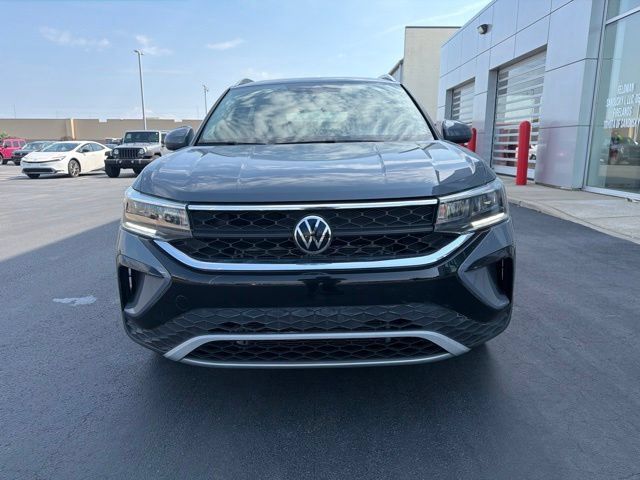 Used 2023 Volkswagen Taos SE w/ Panoramic Sunroof Package FWD image 2