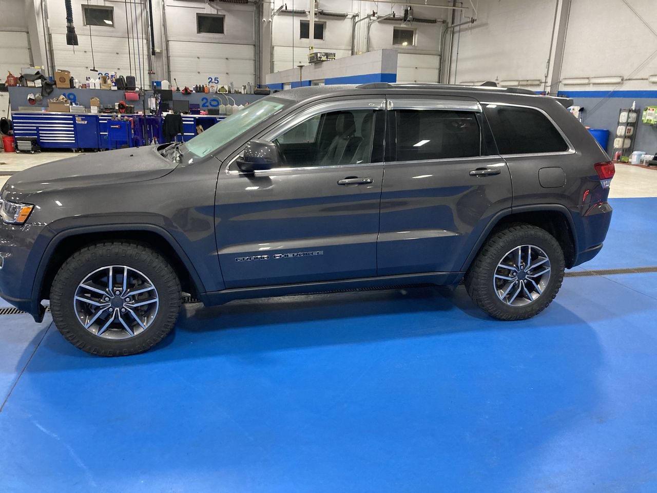 Used 2020 Jeep Grand Cherokee Laredo w/ Security & Convenience Group AWD/4WD image 4