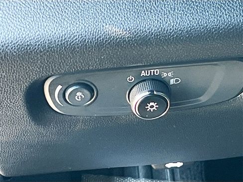 Used 2023 Chevrolet Traverse LT image 10