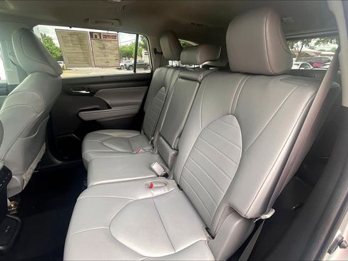 Used 2022 Toyota Highlander XLE AWD/4WD image 31