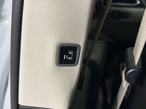 Used 2024 Chrysler Pacifica Limited image 36