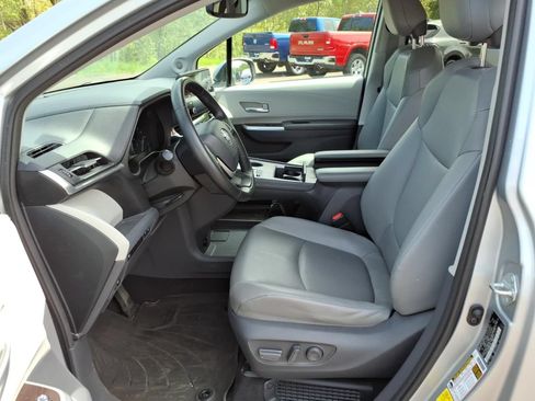 Used 2021 Toyota Sienna XLE w/ XLE Plus Package AWD/4WD image 12