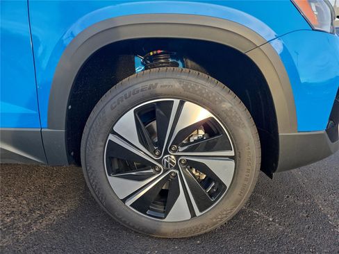 New 2026 Volkswagen Taos SE image 9