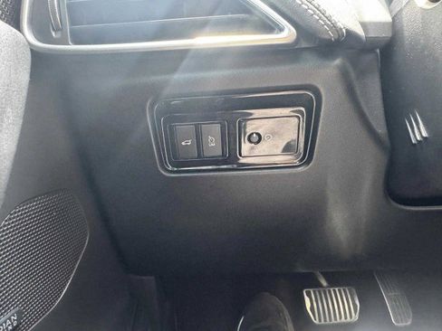 Used 2019 Jaguar F-PACE SVR image 30