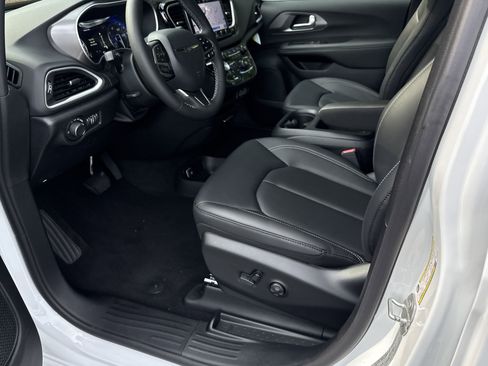 New 2025 Chrysler Voyager LX image 16