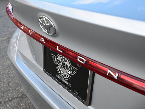 Used 2019 Toyota Avalon Limited image 55