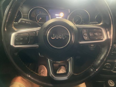 Used 2022 Jeep Wrangler Unlimited Sahara AWD/4WD image 19