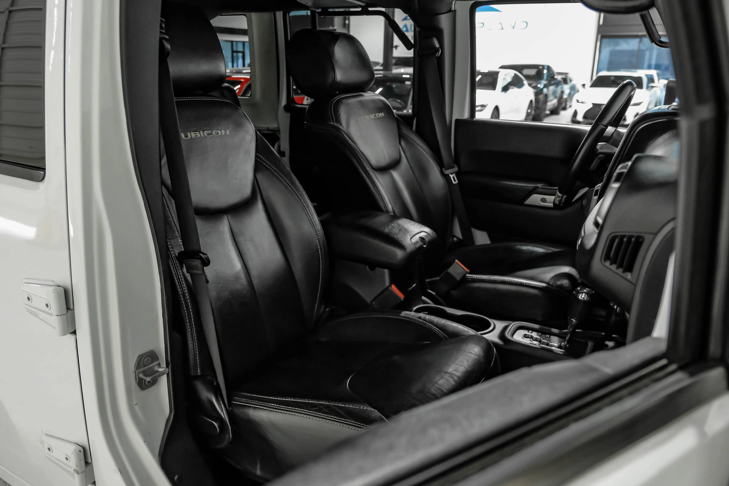 Used 2015 Jeep Wrangler Unlimited Rubicon w/ Connectivity Group AWD/4WD image 38
