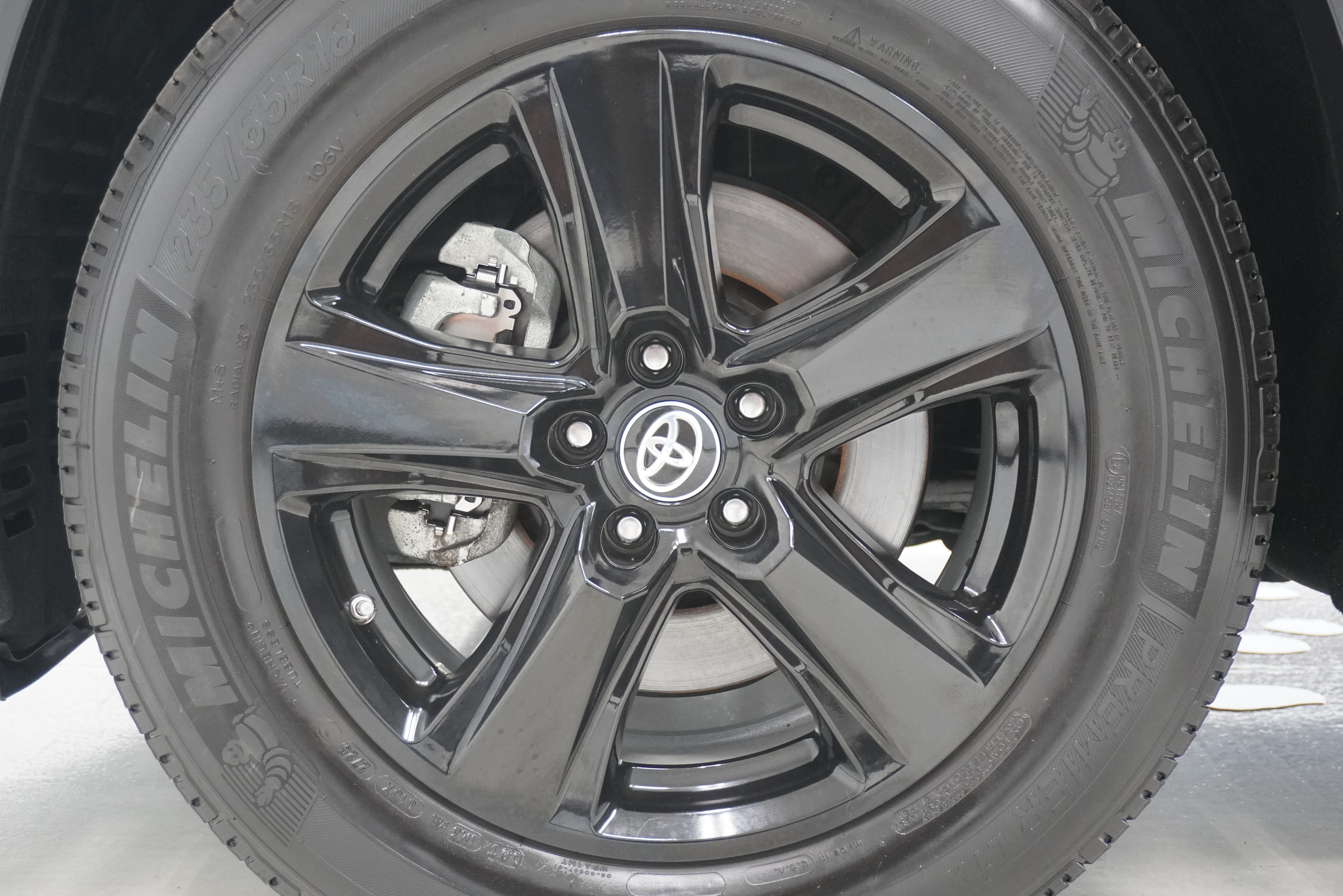 Used 2024 Toyota Highlander LE FWD image 27