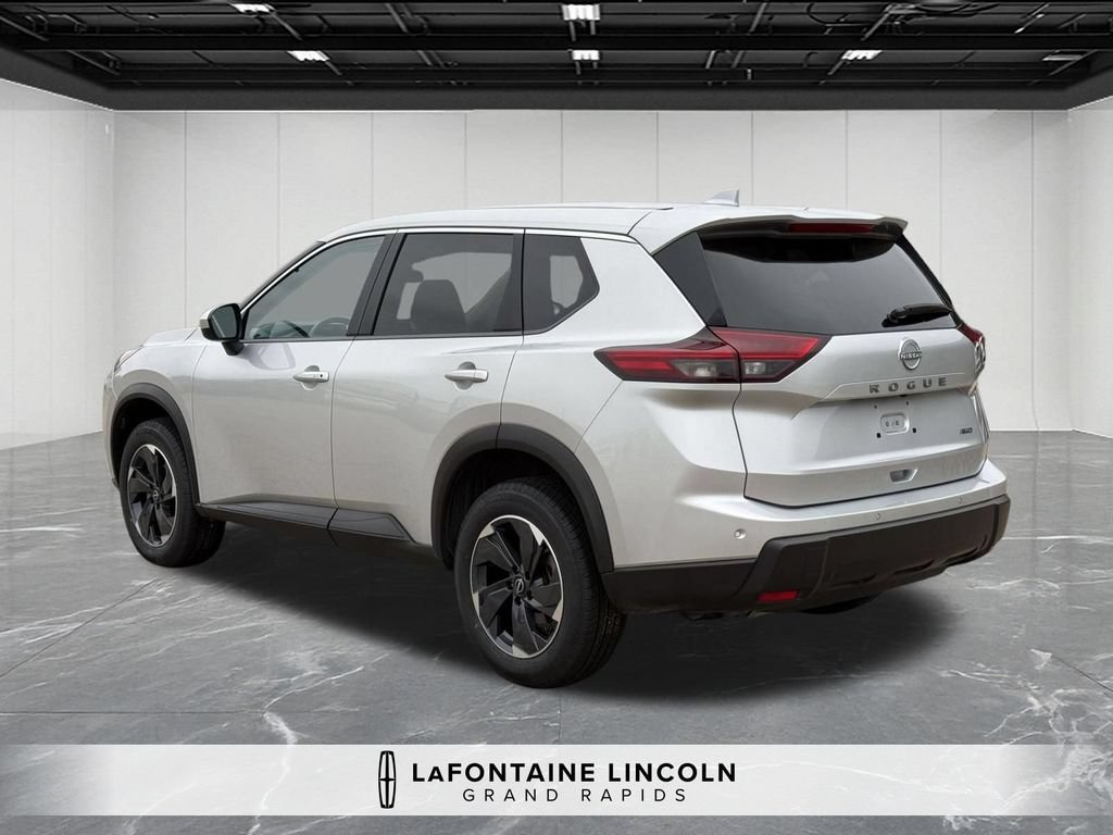 Used 2025 Nissan Rogue SV AWD/4WD image 3