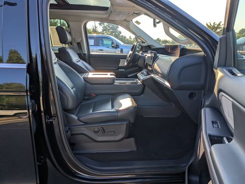 Certified 2025 Ford Expedition Active AWD/4WD image 35